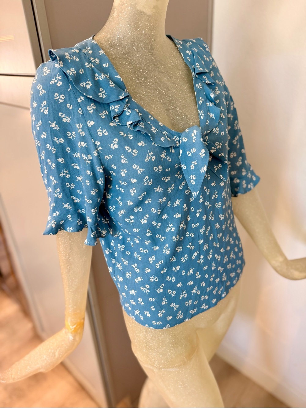 Sezane Pomme Blue and White Floral Tie-Front Ruffle Blouse. Size 34FR/2 US - Picture 6 of 11